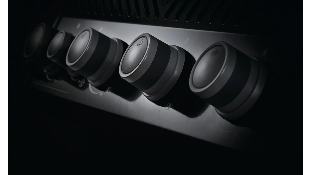 Napoleon Rogue RXT365SIBPSS-1-GB Gas BBQ - Free Cover & Rotisserie 5 Napoleon Rogue RXT365SIBPSS-1-GB Gas BBQ - Free Cover & Rotisserie - Image 3